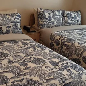 Luxury 3 Bedroom Flat 1min Walk From Underground, With Free Parking Sleeps X10 Apartament Londyn